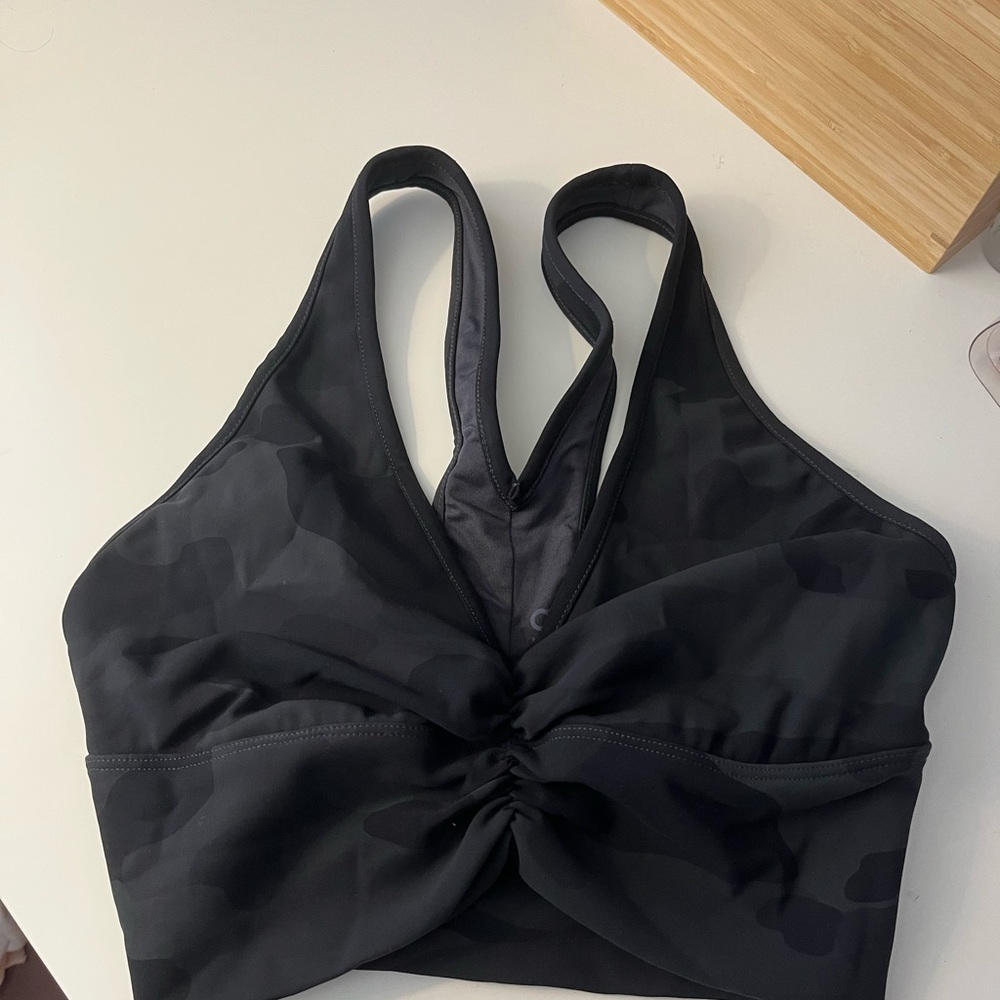 Black camo vapor Alo bra